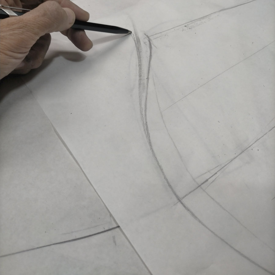 型紙を修正しているところですが、見た目ほど感覚的には行っていません。