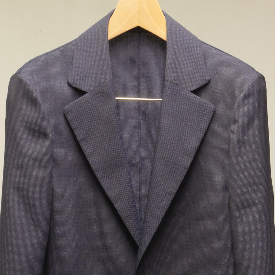 典型的な紳士服とは異なっていると思います