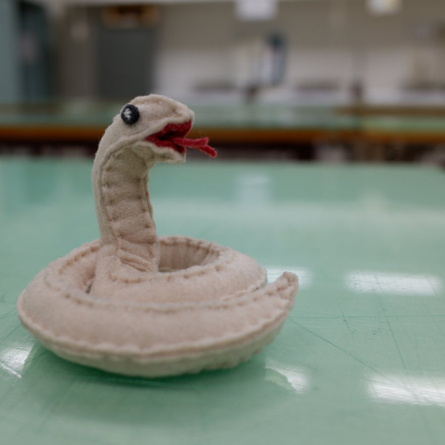 このヘビは「上手い」？